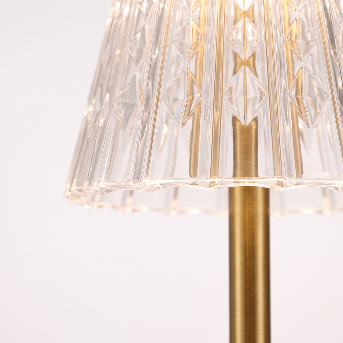 Piccadilly rechargeable crystal table lamp, close-up of the cut crystal shade